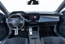 Zadnja evolucija zasnove i-cockpit s tremi zasloni in nekaj klasičnimi tipkami na sredinski konzoli ter volanskem obroču ponuja dobro kombinacijo digitalnega in analognega upravljanja.