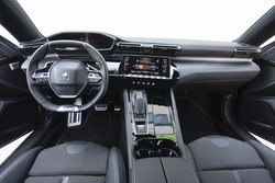 Peugeoteva zasnova i-cockit sprva morda terja nekaj privajanja, a se izkaže z ergonomsko učinkovitostjo. Digitalni merilniki so pregledni in omogočajo različne tipe prikazov, osrednji večnamenski zaslon podpirajo še klasična stikala.