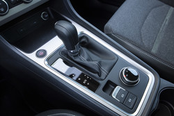 Z vrtljivim gumbom na sredinski konzoli je mogoče izbirati med običajnim, varčnim in športnim voznim načinom, ki vplivajo na odzivnost motorja in krmiljenja ter na delovanje klimatske naprave.