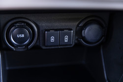 Priključkov ne bo zmanjkalo. Na sredinski konzoli poleg klasičnega USB najdemo še polnilna USB in USB tipa C ter 12-voltno vtičnico.
