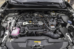 Priključni hibrid ni le učinkovitejši, temveč s 164 kW (223 KM) tudi močnejši od običajnega C-HR.