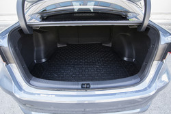 Prtljažni prostor velikosti 471 litrov je kljub limuzinski zasnovi razmeroma lahko dostopen.