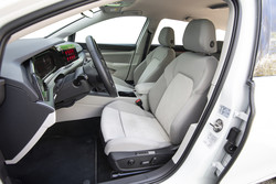 Zaradi izdatnih nastavitev sedeža in volana boste zlahka našli ergonomsko udoben položaj, prostora je dovolj tako spredaj kot zadaj.