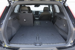 Volvo vedno znova navduši z lično obdelavo in praktičnimi rešitvami v prtljažnem prostoru. Ta v osnovi meri 460 litrov.
