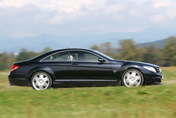 Elegantnega kupeja z dolžino 5,06 metra Nemci niso želeli preleviti v rocket, zato je od zunaj zadržal elegantne poteze, motor pa mehkobo zasnove V12. Moč in vseh 580 konjev vseeno močno usekajo, a ob tem ne razgrajajo.e zarezana, kolesa pa so 20-palčna. 