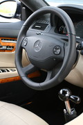 Mercedes CL 600 je že v osnovi razkošen, predelava brabus T12 pa doda športen volan, stopalke iz aluminija in še nekaj dodatkov, ki si jih izberete s seznama dodatne opreme.