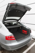 Audi A5 sportback je po kupejih podedoval bočna vrata brez okvirjev stekel, njegova petvratna zasnova pa z udobnim dostopom do solidno velikega prtljažnika močno pripomore k uporabnosti.