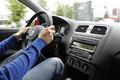 Škoda, ker sta volan in prestavna ročica v polu prilagojena majhnim ženskim rokam in nista niti malenkost bolj odebeljena.