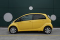 Navzven je C-zero praktično identičen mitsubishiju i-MiEV, ki mu je svojo ozko in visoko karoserijo tudi posodil.