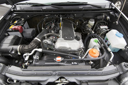 Bencinski motor prostornine 1,3 litra je nameščen vzdolžno.