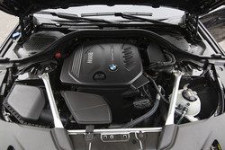 Dvolitrski turbodizel s 140 kW (190 KM) ga do stotice pospeši v 7,6 sekunde.