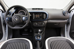 Twingo je daleč od sodobnih digitaliziranih električnih avtomobilov, ki prihajajo na trg, a je to tudi del njegovega čara. Pri funkcionalnosti pravih razlik za uporabnika ni.