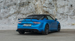 Alpine A110 je, zlasti v različici R, eden tistih redkih avtomobilov, ki se ponaša z vrhunsko povezanostjo človeka in stroja.