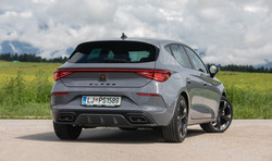 Mat siva barva in bakreno obarvani dodatki so nezamenljive posebnosti avtomobilov znamke Cupra. Primerljivo zmogljiv in opremljen seat leon je sicer nekoliko cenejši, a takšnemu slogovno enostavno ne more biti kos.
