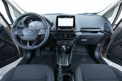 Posodobljena armaturna plošča ima lebdeči 20,3-centimetrski (8-palčni) zaslon multimedijske naprave, dobrodošla je tudi nova generacija Fordovega vmesnika sync3. 