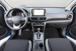 Ogrevani sedeži in volan, 20,3-centimetrski barvni zaslon na dotik in projekcijski zaslon pred voznikom so le nekatere razvade, v katerih lahko uživa voznik. 