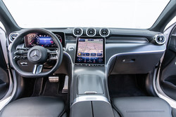 Kot vsi (večji) mercedesi, ima tudi GLC coupe proti vozniku obrnjen velik pokončen osrednji zaslon. Ta je izjemno dodelan, tako vizualno kot v odzivnosti in funkcionalnosti.