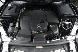 Štirivaljni turbodizel pod oznako 300 d razvije 180 kW (245 KM) moči.