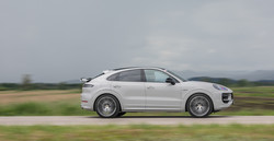 Po novem lahko takšen cayenne pri zaviranju regenerira z močjo do 88 kW, pri čemer vozilo samodejno zavira do hitrosti 2 km/h (prej 14 km/h). 