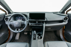 Digitalizacija se avtomobilu s tako sodobnim oblikovnim pristopom lepo poda, so pa pri Toyoti vseeno obdržali dovolj klasičnih gumbov, da je uporaba preprostejša.