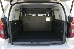 Pravilno oblikovan prtljažnik ponuja od 641 do 1.414 litrov prostora. Testni avto je bil opremljen s pregrado, ki omogoča varno nalaganje do stropa.