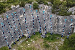Obnovljeno plezališče v opuščenem kamnolomu Stara Kava ponuja 12 smeri težavnosti 4a–7a (višina do 9 m).