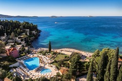 Nad peščeno plažo sta tudi sladkovodna bazena – eden za odrasle, drugi za otroke.