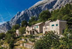 Bast na pobočju Biokova je biser dalmatinske podeželske arhitekture.