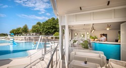 Pod novo znamko MaiEats Restaurants & Bars so lani prenovili bazenski Tuffo Splash Bar, letos pa restavracijo Lovor Real Grill.