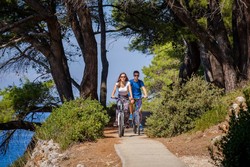 Najlepše kolesarske, pasje in pešpoti peljejo iz Velega v Mali Lošinj, nato pa okrog polotoka Bokafalsa do zaliva Čikat.
