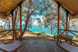 Na otoku je 232 klimatiziranih nastanitev za skupno 725 gostov – od sončnih hišk Island Homes do šotorov Glamping Lodges in O-Tents v senci borovcev.