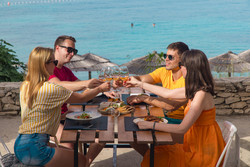Picerija in burger bar za na hitro, restavraciji The Kitchen in Bok za pravi obrok, za osvežitev med kopanjem pa plažni Drift Bar in Pool Bar ob velikem bazenu z morsko vodo.