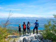 S planinskimi čevlji ali na vodeni turi z buggyji se povzpnite po veličasten razgled na Peruško jezero.