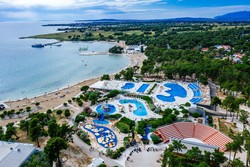Riviera zabave nad peščeno plažo: v ospredju vodni park z 9 bazeni in vrhunski amfiteater za večerne predstave, pri rtu novi Ventula Restaurant & Lounge s pestro kulinariko in bazensko teraso za starše, v ozadju pa restavracija Gradele s tradicionalnimi jedmi z žara na drva.