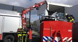 Hitra rešitev: Goreči BMW i8 so gasilci 'potunkali' kar v tank z vodo!