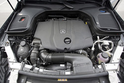 Oznaka 220 d pomeni štirivaljni turbodizel s 125 kW (170 KM), ki v praksi porabi dobrih sedem litrov.
